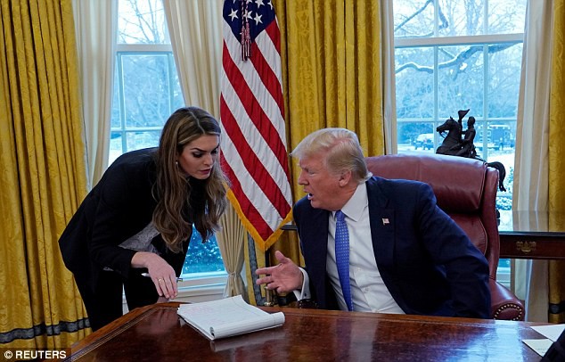 &Ocirc;ng Trump mất nữ phụ t&aacute; xinh đẹp - Ảnh 2.
