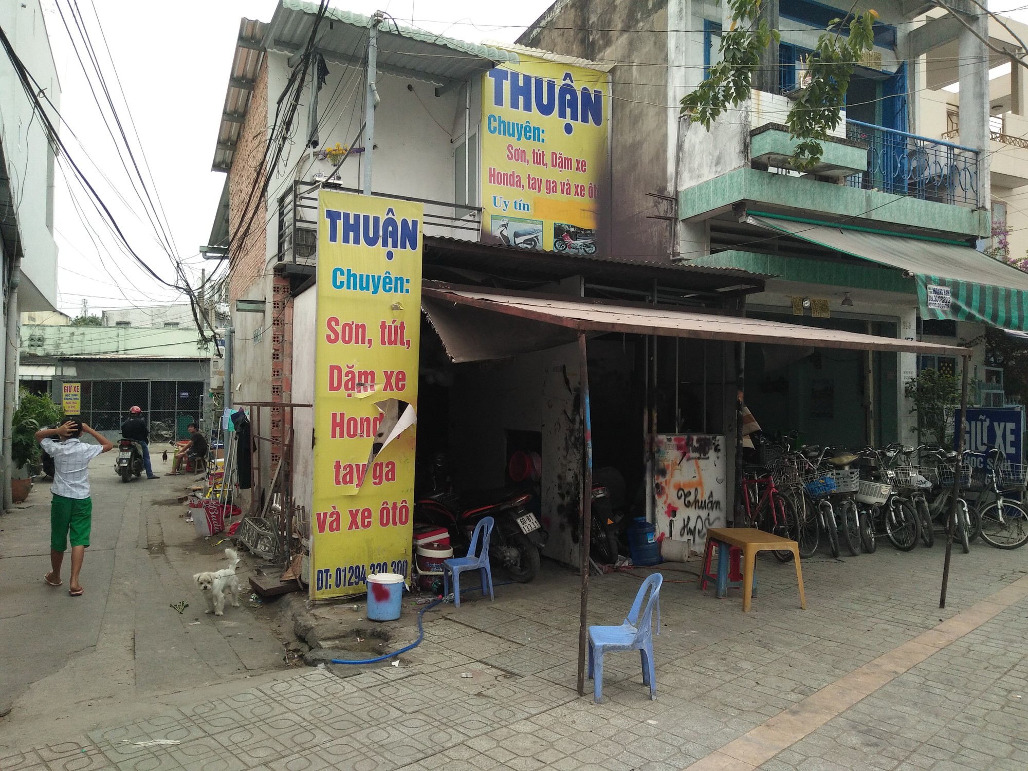 20 người x&ocirc;ng v&agrave;o đốt tiệm sơn v&agrave; truy s&aacute;t - Ảnh 1.