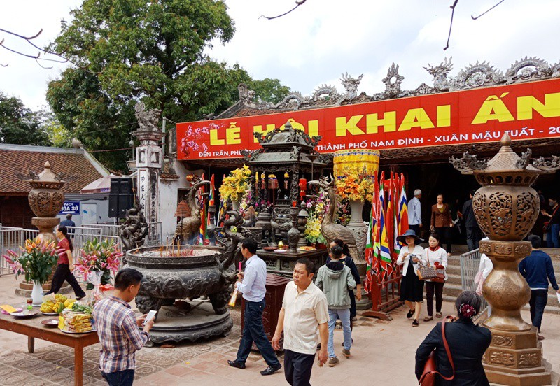 Chưa khai ấn, người dân đã nhét đầy tiền lẻ vào kiệu ấn - Ảnh 3.