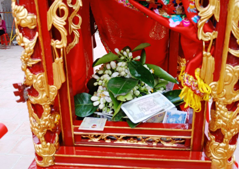 Chưa khai ấn, người dân đã nhét đầy tiền lẻ vào kiệu ấn - Ảnh 7.