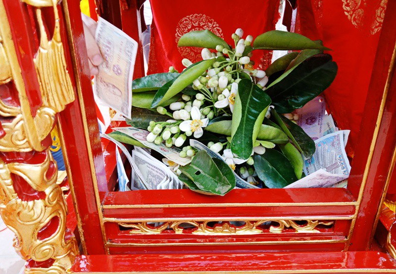 Chưa khai ấn, người dân đã nhét đầy tiền lẻ vào kiệu ấn