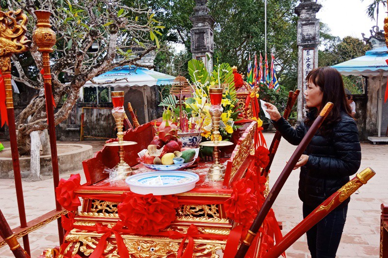 Chưa khai ấn, người dân đã nhét đầy tiền lẻ vào kiệu ấn - Ảnh 4.