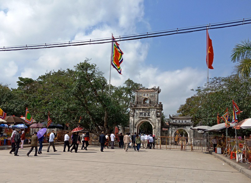 Chưa khai ấn, người dân đã nhét đầy tiền lẻ vào kiệu ấn - Ảnh 1.