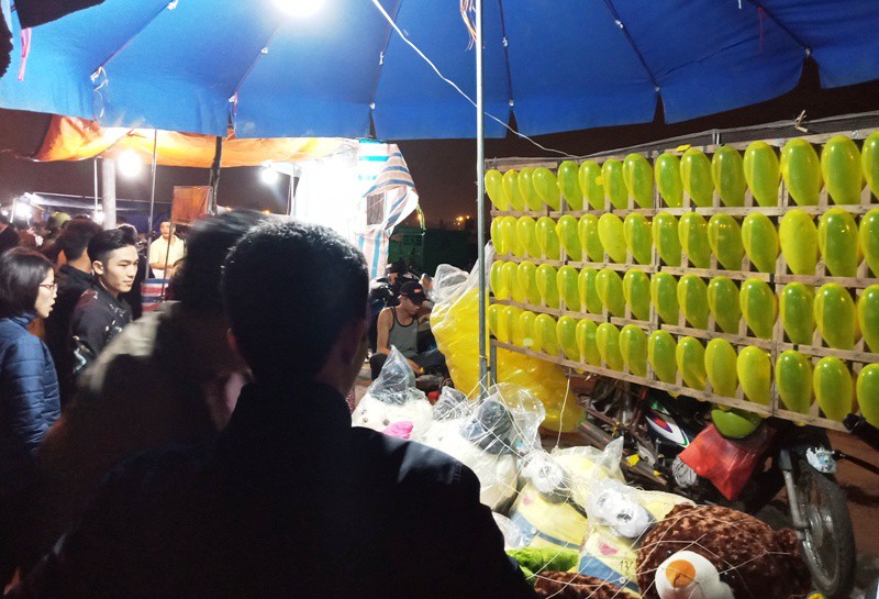 Đỏ đen công khai trong đêm khai ấn đền Trần - Ảnh 2.