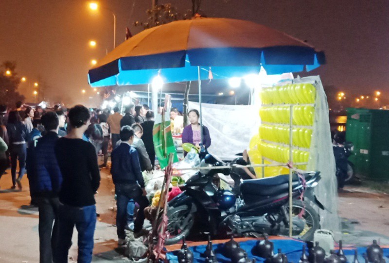 Đỏ đen công khai trong đêm khai ấn đền Trần - Ảnh 1.