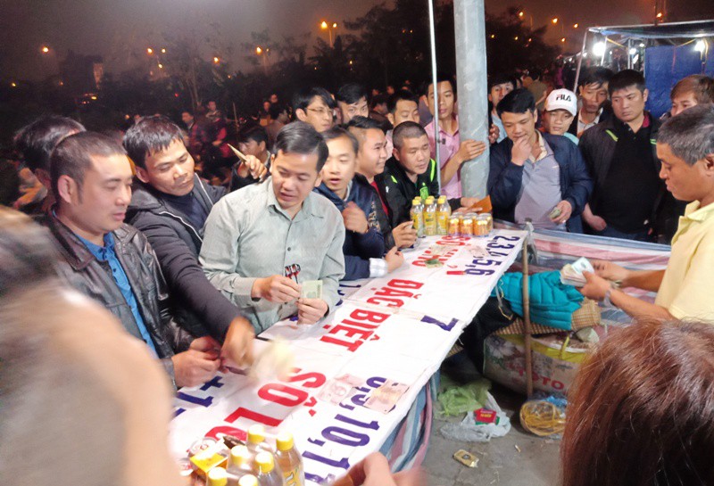 "Đỏ đen" công khai trong đêm khai ấn đền Trần