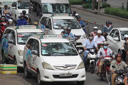 Taxi công nghệ: “Thẻ vàng” trong tay Bộ GTVT