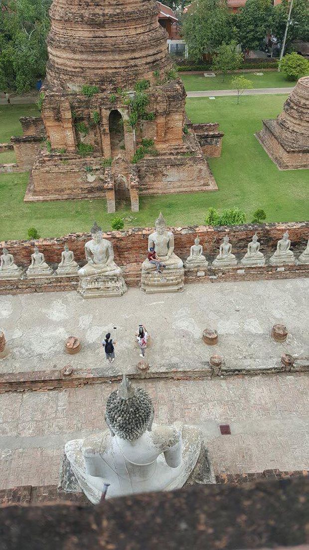 Nữ du kh&aacute;ch bị &ldquo;n&eacute;m đ&aacute;&rdquo; v&igrave; ngồi v&agrave;o l&ograve;ng tượng Phật - Ảnh 2.