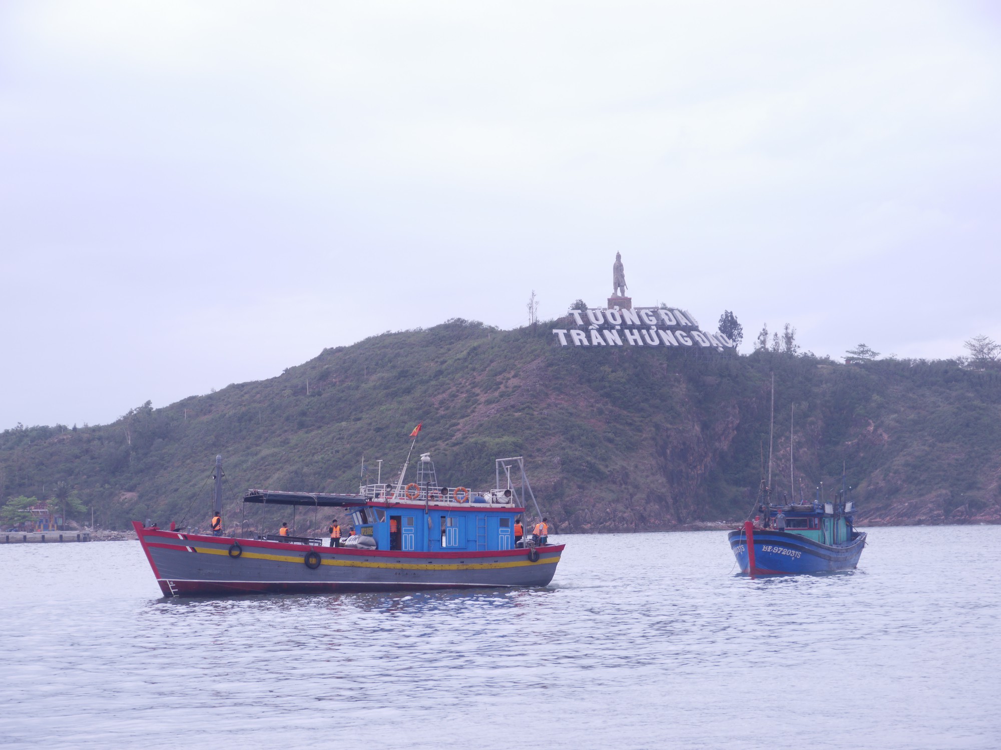 Cứu 4 ngư dân cùng tàu cá gặp nạn giữa sóng to