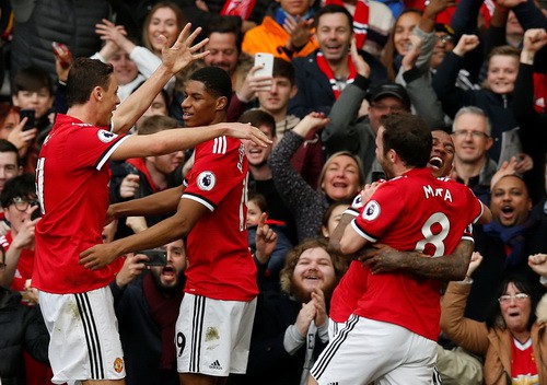 M.U - Liverpool 2-1: Klopp chê trọng tài, Mourinho "đá xéo" bình luận viên