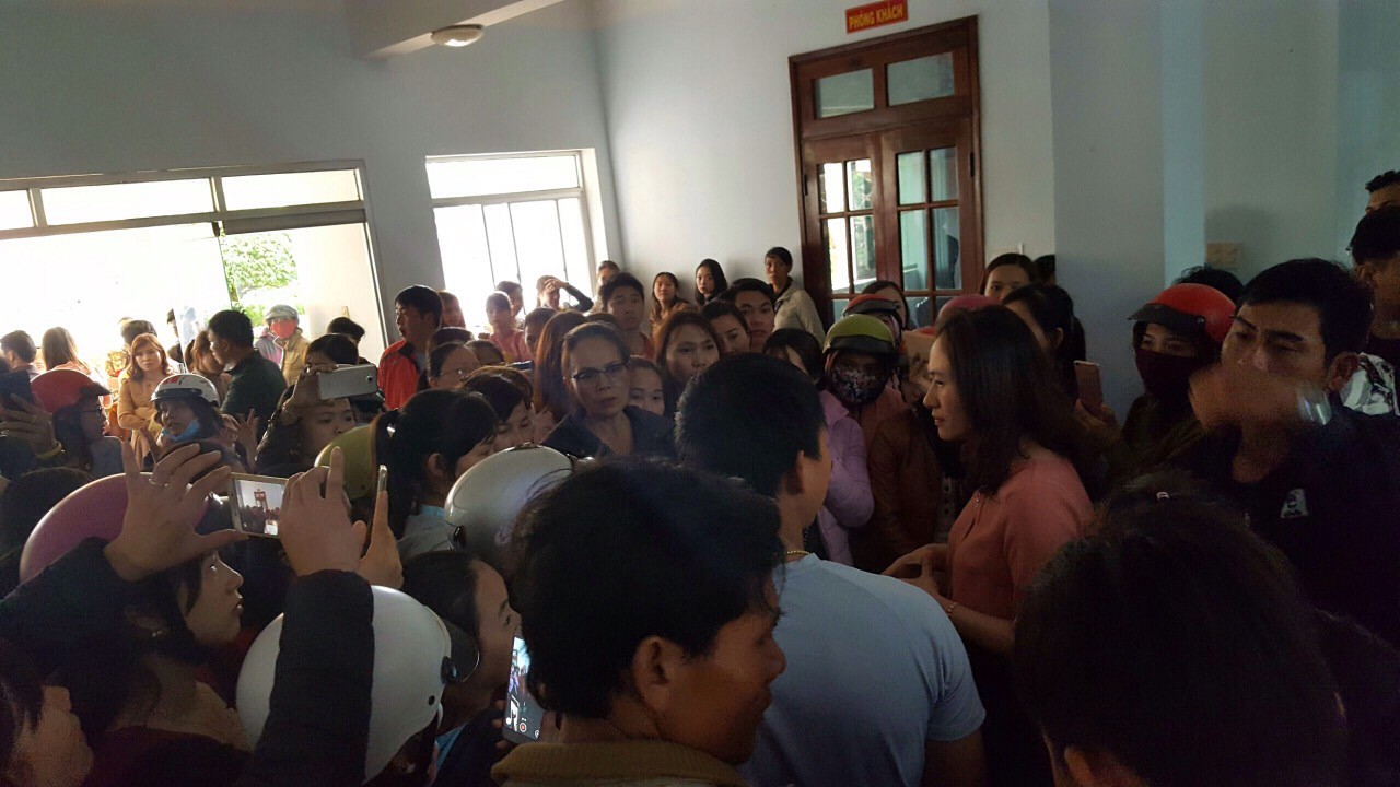 Vụ d&ocirc;i dư hơn 500 gi&aacute;o vi&ecirc;n: Hơn 300 người sẽ mất việc - Ảnh 1.
