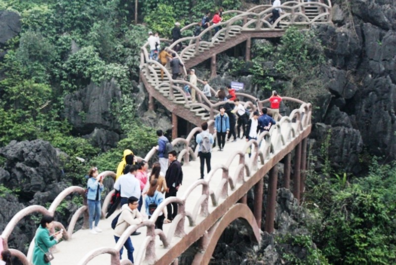 Cận cảnh c&ocirc;ng tr&igrave;nh khủng kh&ocirc;ng ph&eacute;p trong v&ugrave;ng l&otilde;i di sản thế giới Tr&agrave;ng An - Ảnh 4.