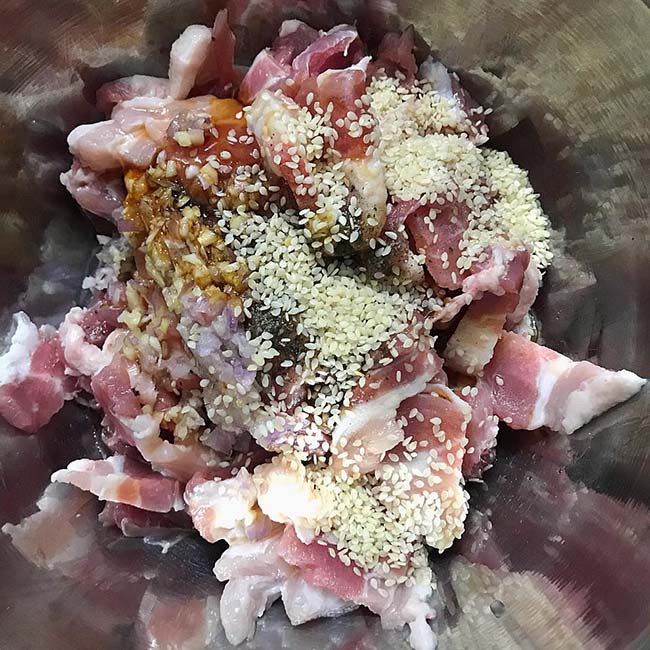Cuối tuần trổ t&agrave;i l&agrave;m thịt heo nướng xi&ecirc;n thơm lừng - Ảnh 3.