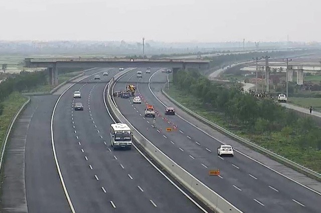 Những lỗi nào lái xe hay mắc phải trên đường cao tốc? - Ảnh 2.