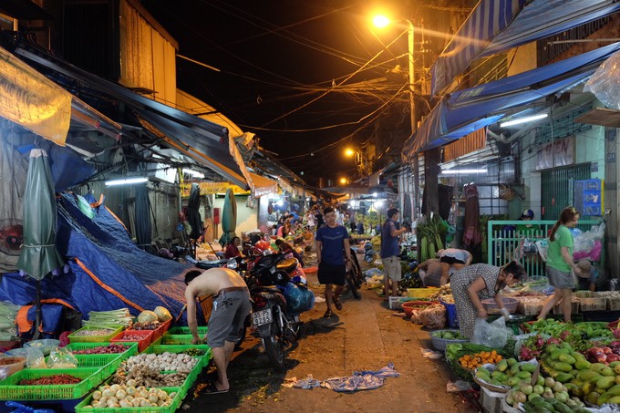 Ngôi chợ Sài Gòn tồn tại hơn nửa thế kỷ, bán cả ngày lẫn đêm - Ảnh 4.