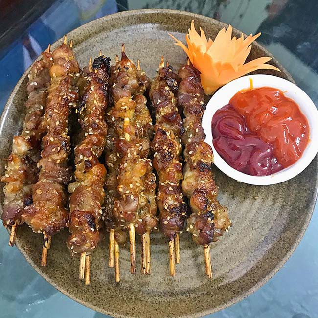 Cuối tuần trổ t&agrave;i l&agrave;m thịt heo nướng xi&ecirc;n thơm lừng - Ảnh 6.