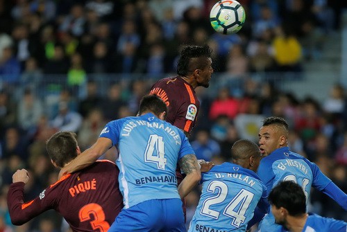 Barcelona đại phá sân La Rosaleda, vững ngôi đầu