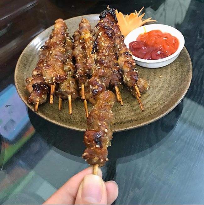 Cuối tuần trổ t&agrave;i l&agrave;m thịt heo nướng xi&ecirc;n thơm lừng - Ảnh 1.
