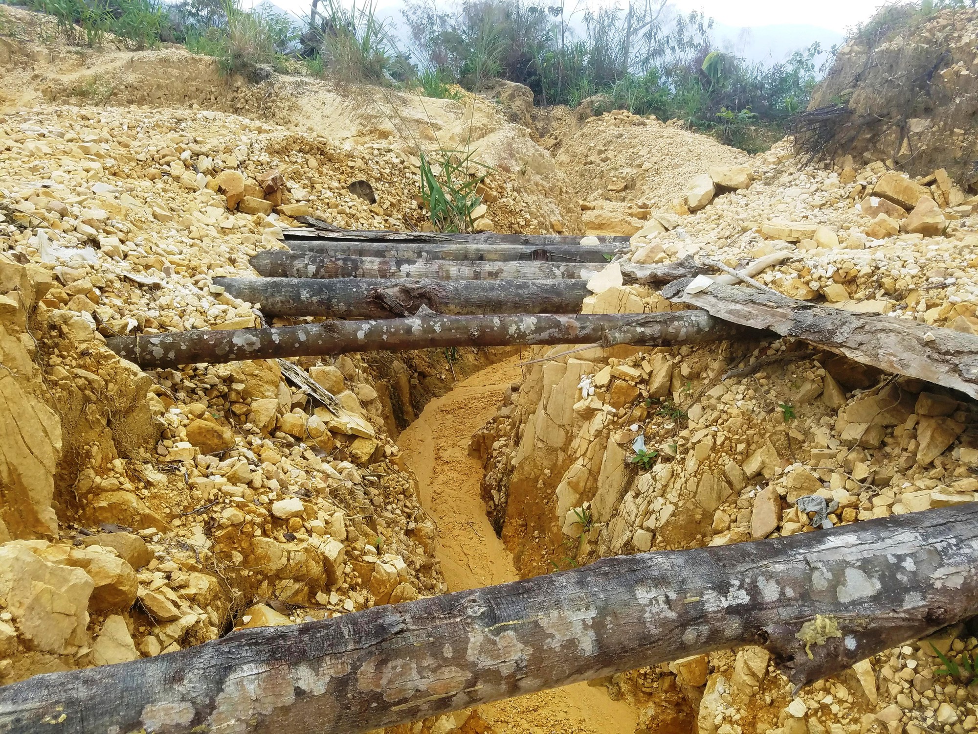 Hai phóng viên Báo Khánh Hòa bị "quặng tặc" đánh, nhốt, cướp