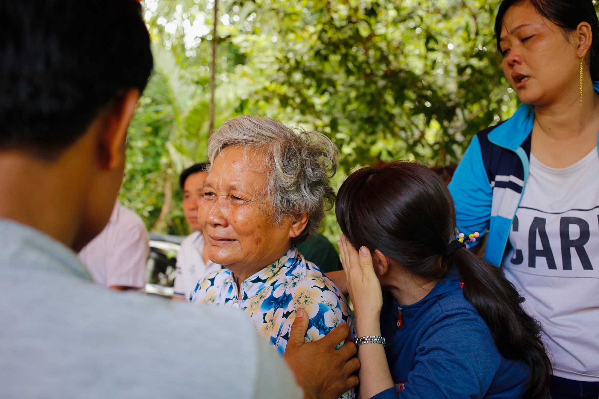 Vụ nổ bồn cầu: Đám tang thắt lòng người miền Tây!