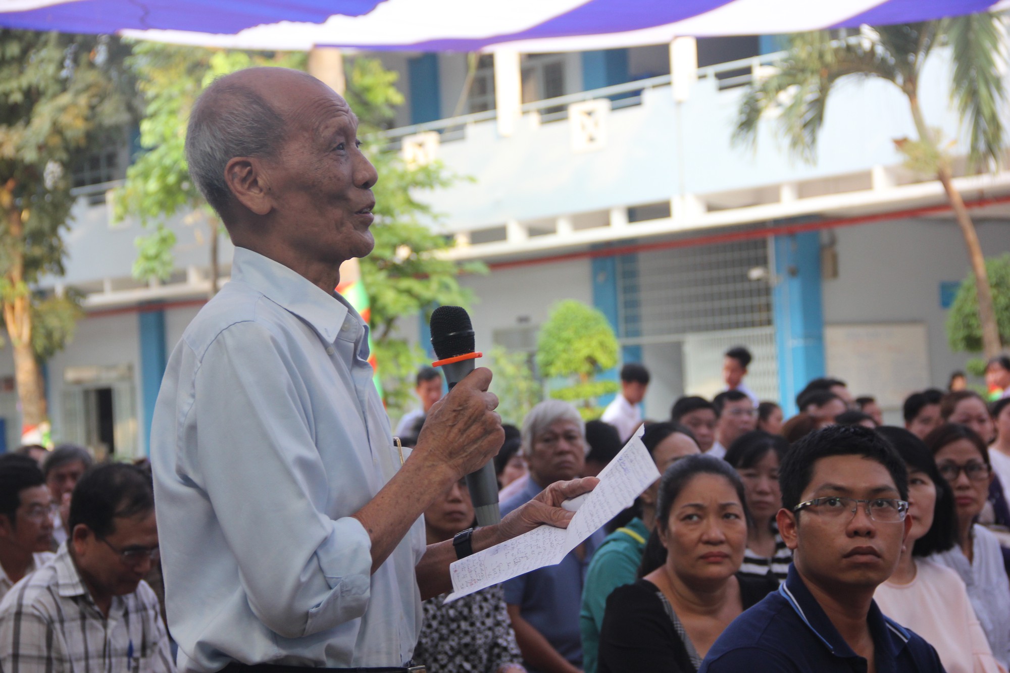 500 phụ huynh chất vấn... hiệu trưởng