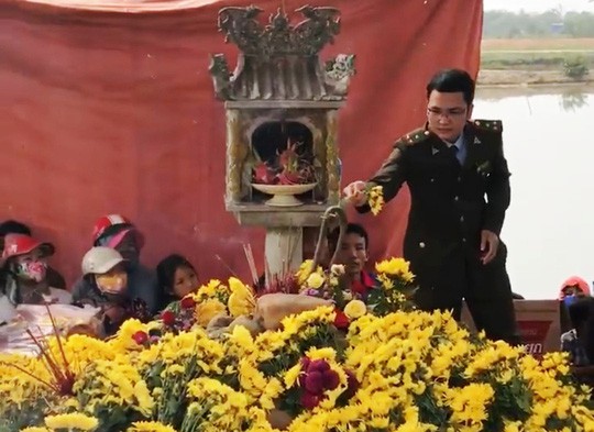 Thả rắn thần về tự nhiên, người dân vẫn tụ tập cúng bái - Ảnh 2.