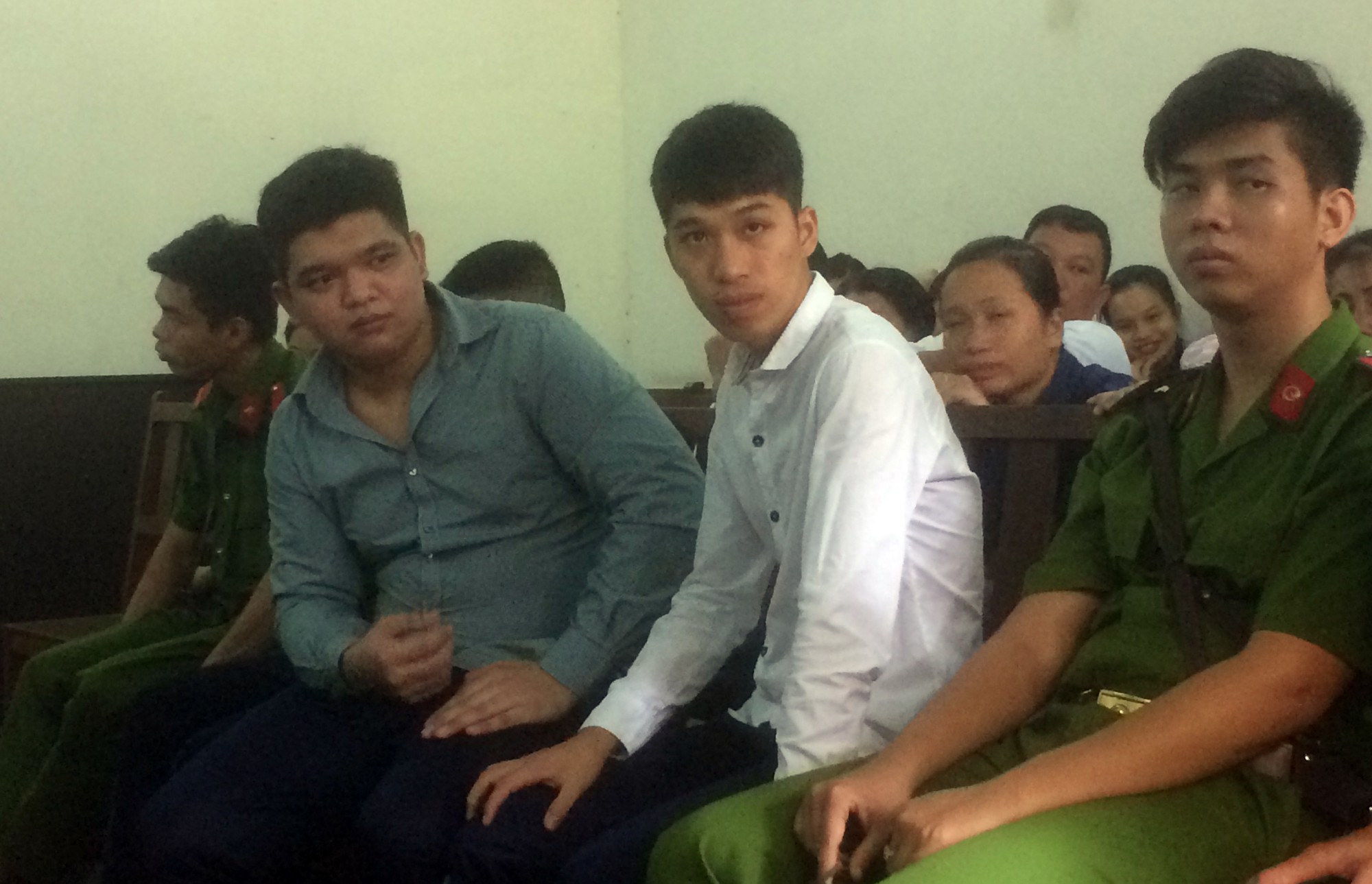 Nhậu với bạn c&ugrave;ng ấp, thiếu nữ bị hiếp d&acirc;m tập thể - Ảnh 1.