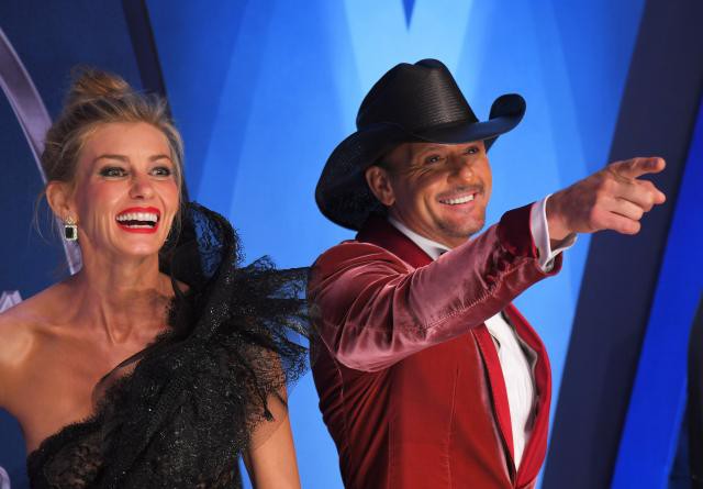 Sao nhạc đồng quê Tim McGraw ngã quỵ trên sân khấu