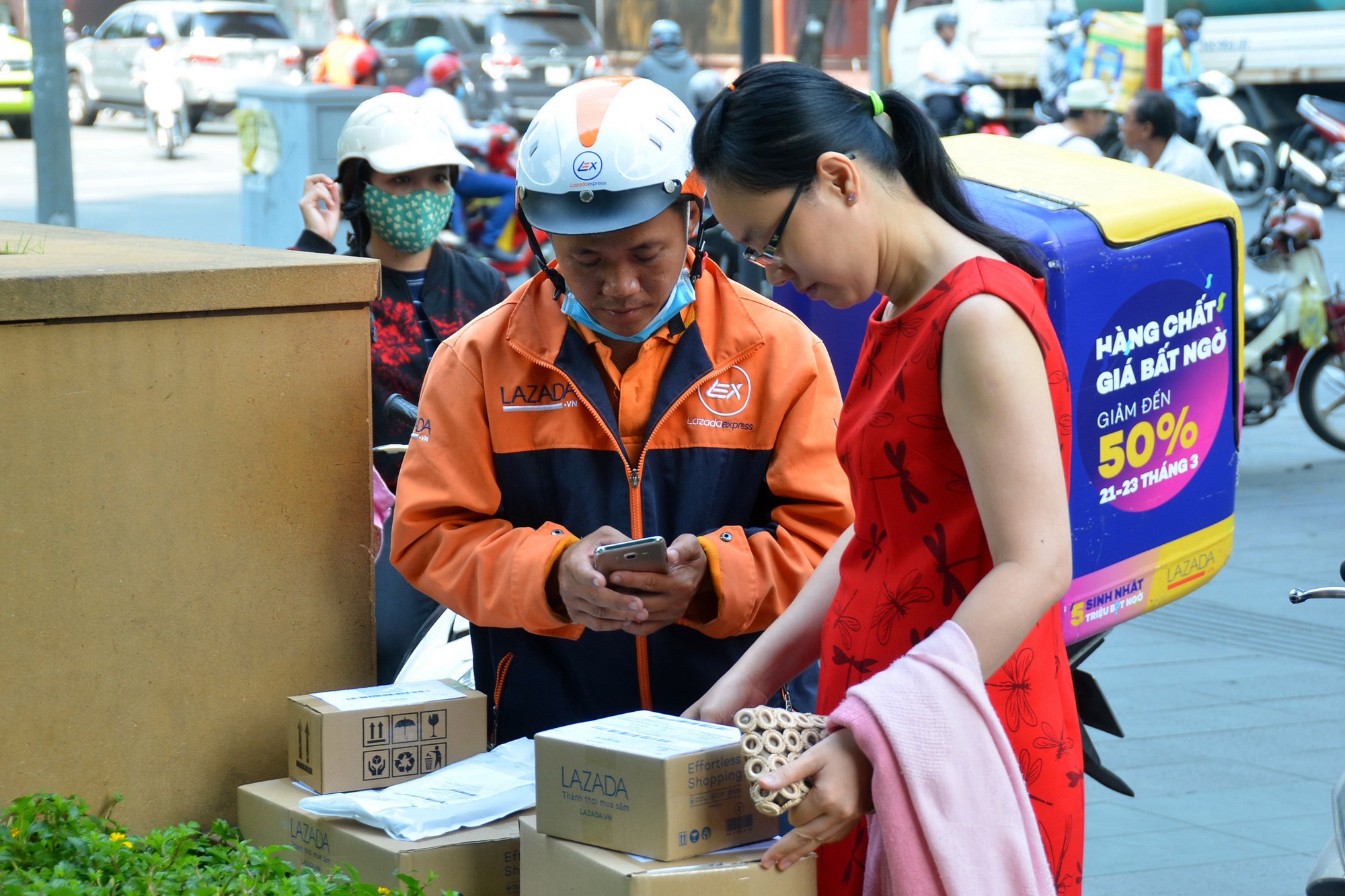 Thương mại điện tử Việt có bị thôn tính?