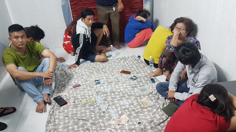 Triệt ph&aacute; s&ograve;ng bạc c&oacute; gần chục qu&yacute; b&agrave; - Ảnh 1.
