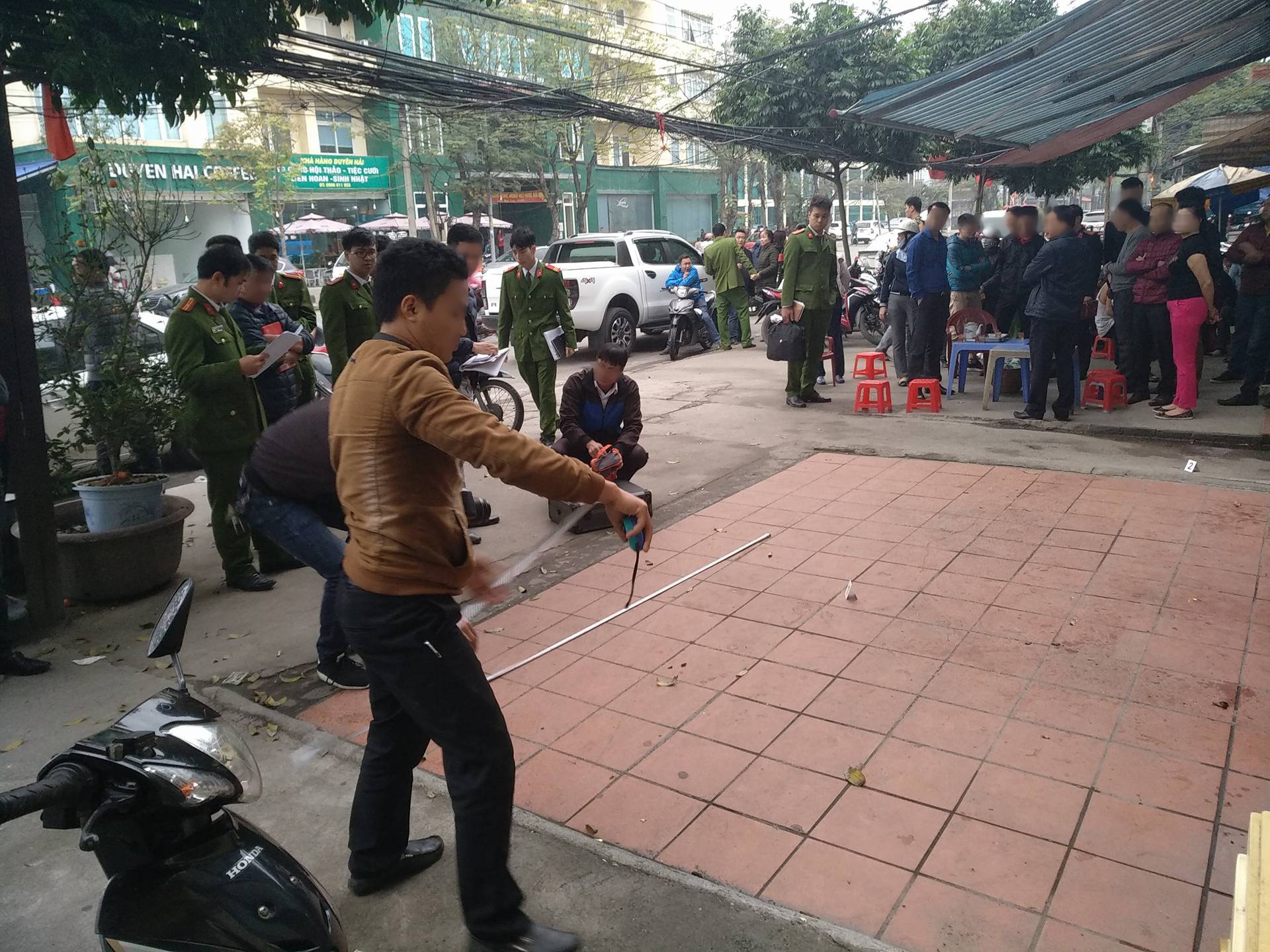 Ng&aacute;o đ&aacute;, ch&aacute;u ch&eacute;m chết cậu ruột, chạy tới trụ sở c&ocirc;ng an nhờ bắt ma - Ảnh 3.