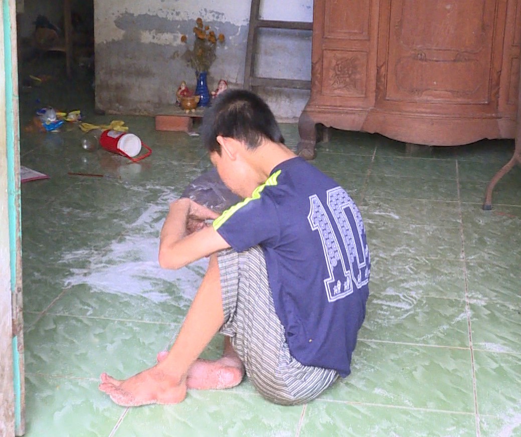 Tội nghiệp bé trai khuyết tật bị nhốt trong nhà, không được chăm sóc