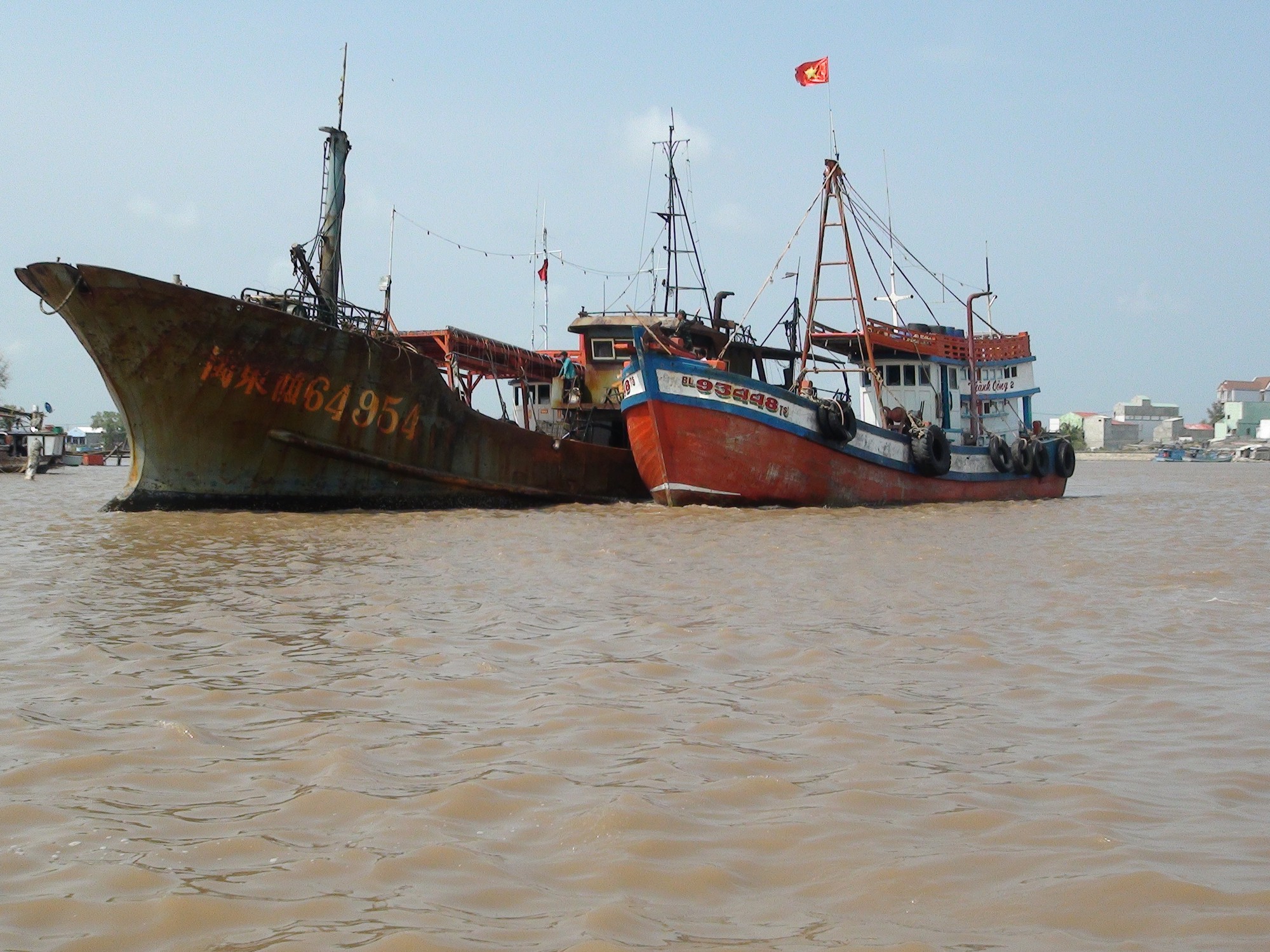 Tàu “ma” Trung Quốc trôi dạt trên vùng biển Bạc Liêu