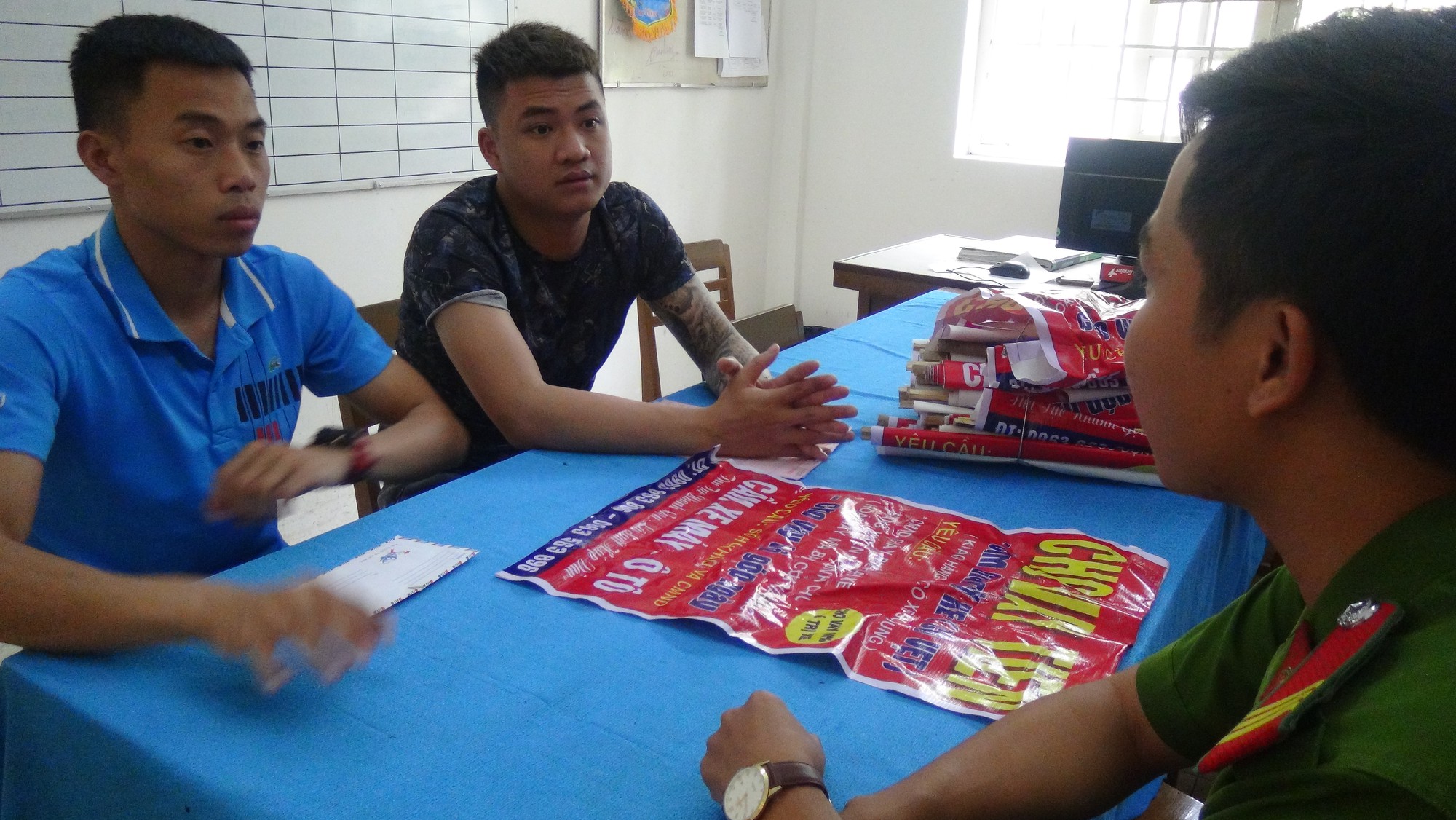 Lén lút treo quảng cáo trong đêm, 2 thanh niên bị "xử"