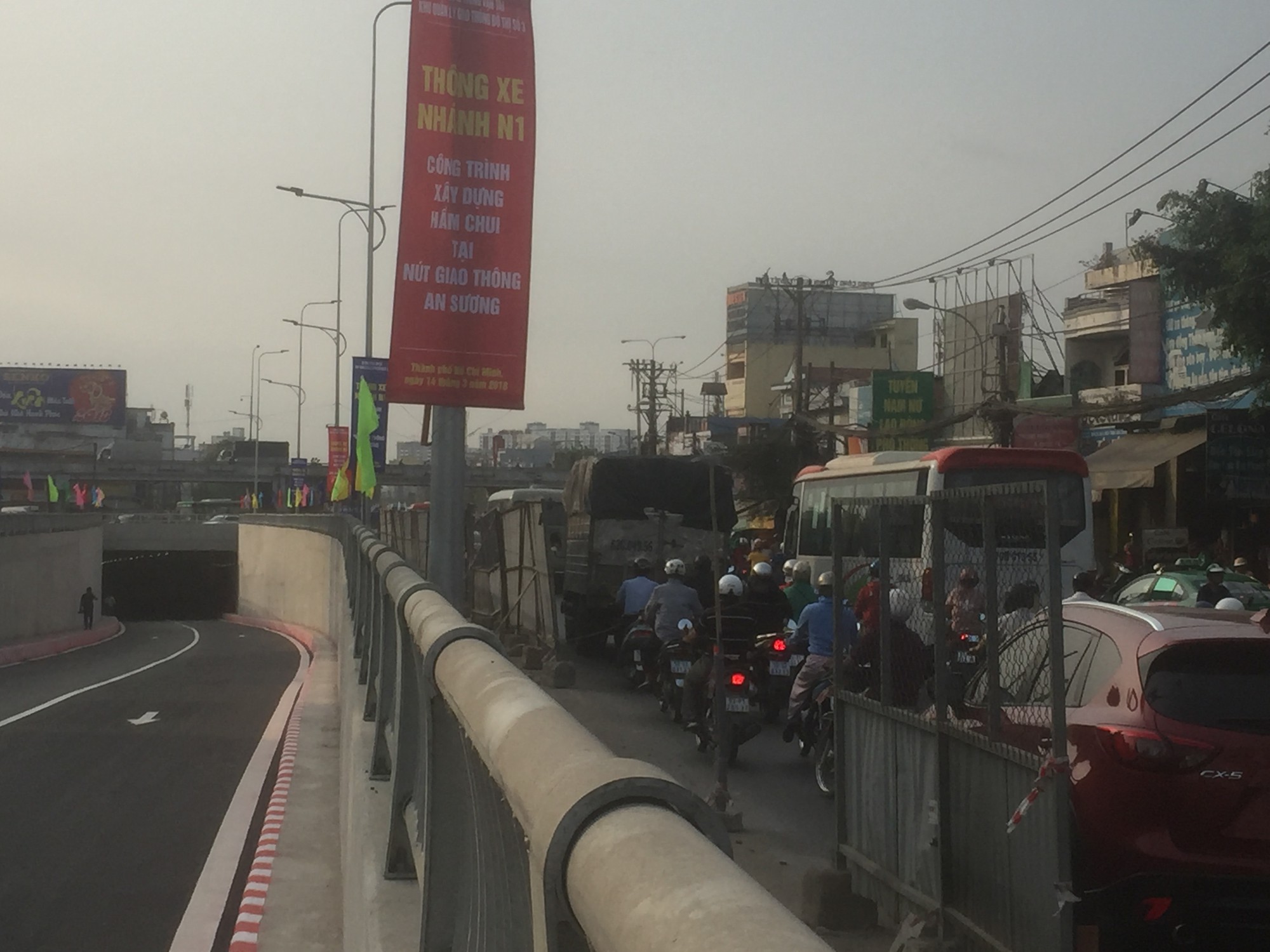Nh&aacute;nh hầm chui An Sương giải cứu kẹt xe - Ảnh 6.