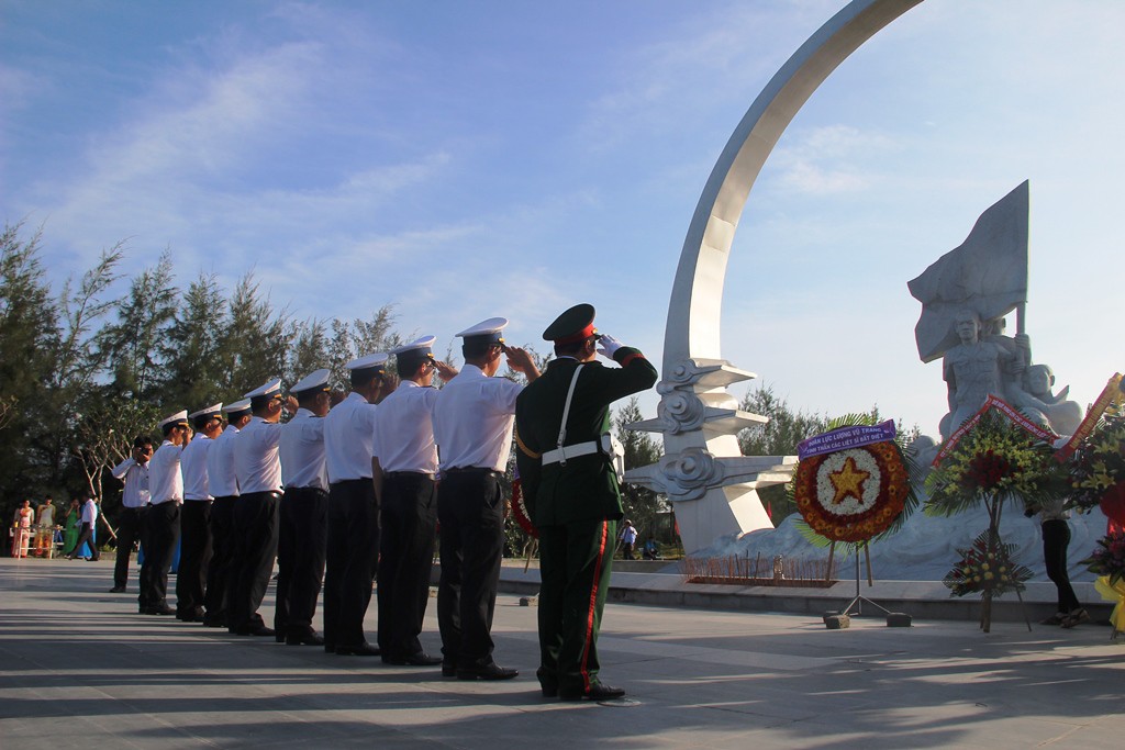 Rơi nước mắt dâng hương tưởng niệm chiến sĩ Gạc Ma