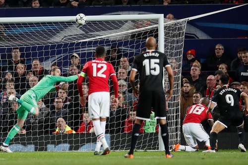 Ch&agrave;ng l&ugrave;n Ben Yedder k&eacute;o sập ph&aacute;o đ&agrave;i Old Trafford - Ảnh 5.