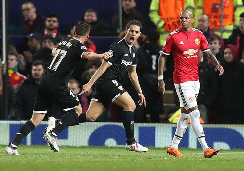 Ch&agrave;ng l&ugrave;n Ben Yedder k&eacute;o sập ph&aacute;o đ&agrave;i Old Trafford - Ảnh 6.