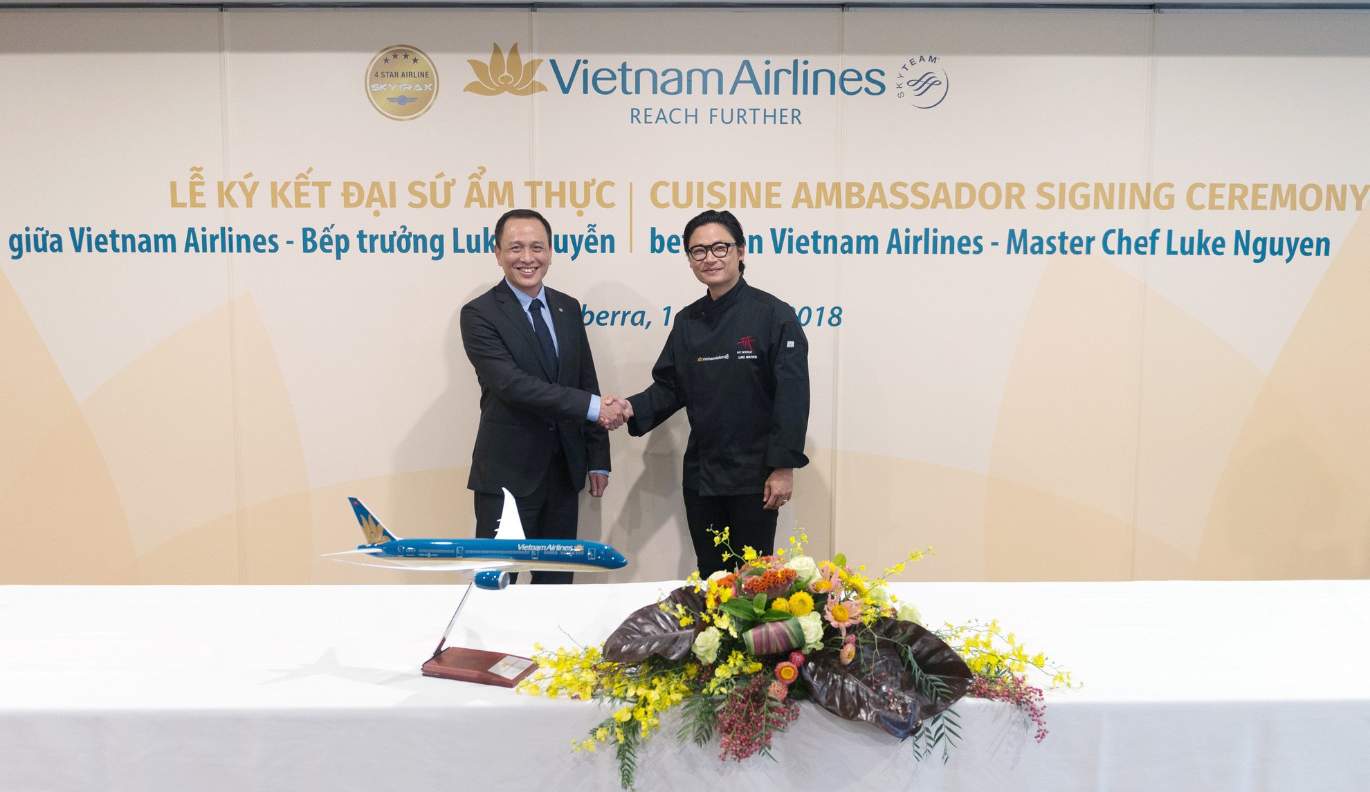 "Phù thuỷ ẩm thực" Luke Nguyễn trở thành Đại sứ Ẩm thực toàn cầu của Vietnam Airlines
