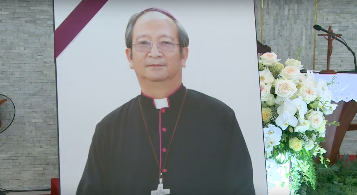 H&agrave;ng ng&agrave;n người đ&oacute;n linh cữu Tổng gi&aacute;m mục Phaol&ocirc; B&ugrave;i Văn Đọc - Ảnh 1.