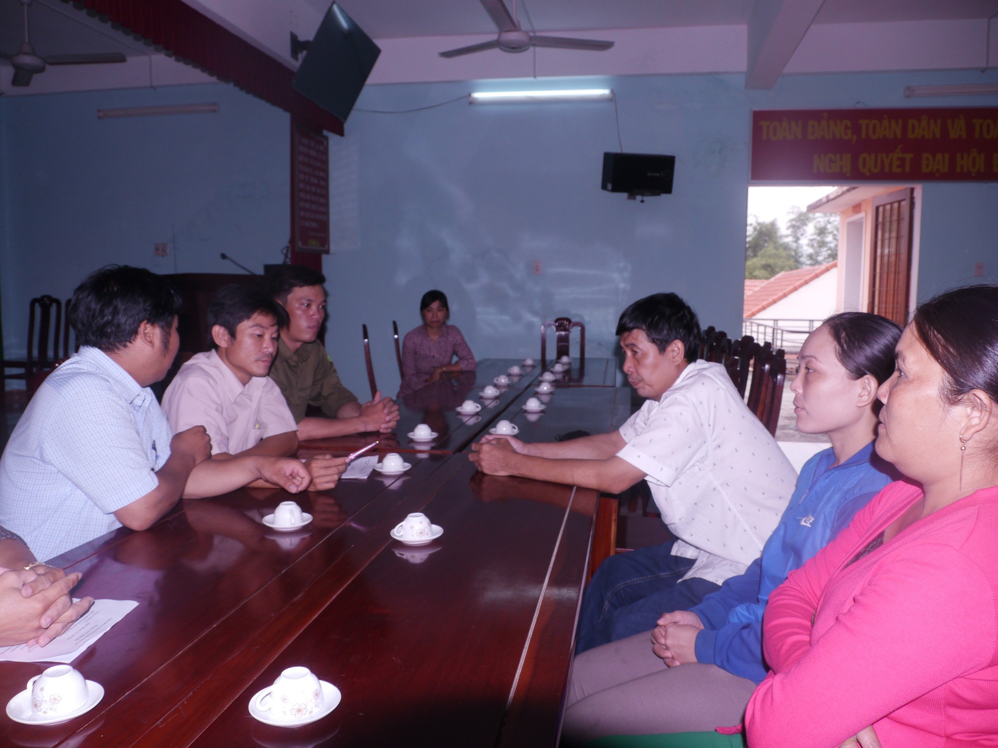 Vụ v&agrave;ng bỏ qu&ecirc;n trong bao l&uacute;a: B&agrave;n giao cho c&ocirc;ng an x&atilde; - Ảnh 1.