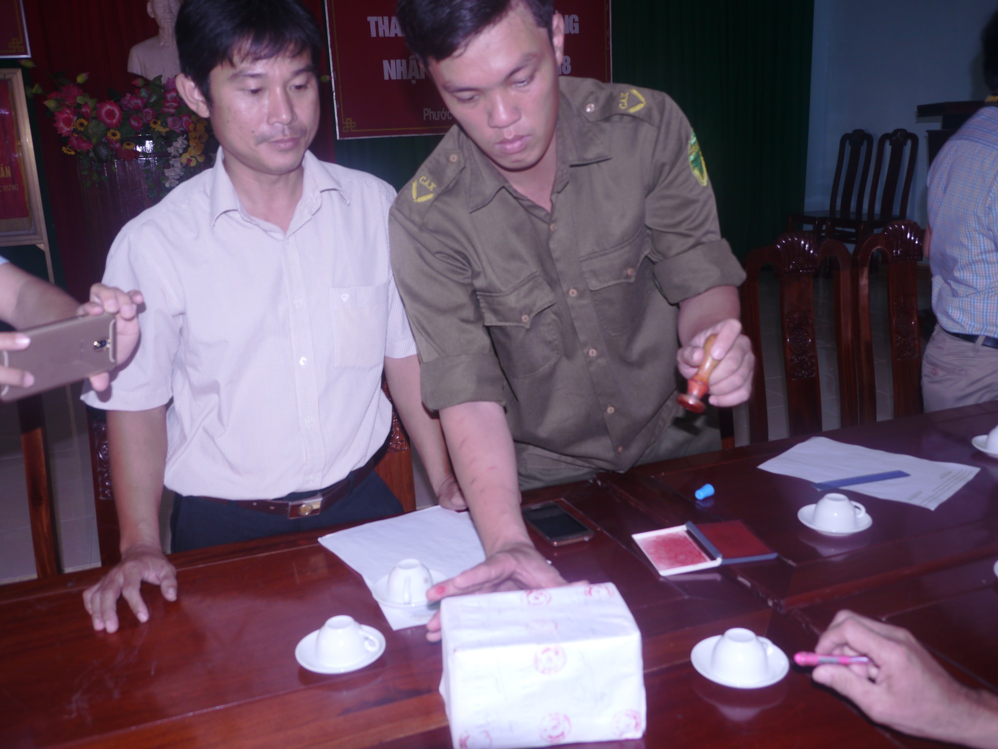 Vụ vàng bỏ quên trong bao lúa: Bàn giao cho công an xã