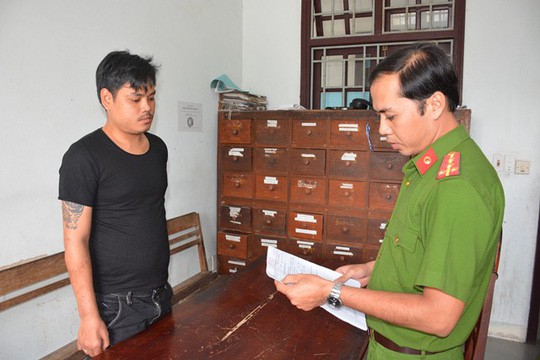 Bắt 2 thanh ni&ecirc;n ch&eacute;m người tại qu&aacute;n bar ở Tam Kỳ - Ảnh 1.