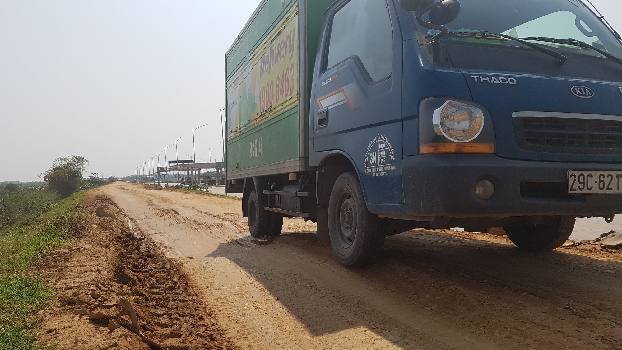 Trốn trạm thu phí BOT, xe tải cày nát đê chống lũ