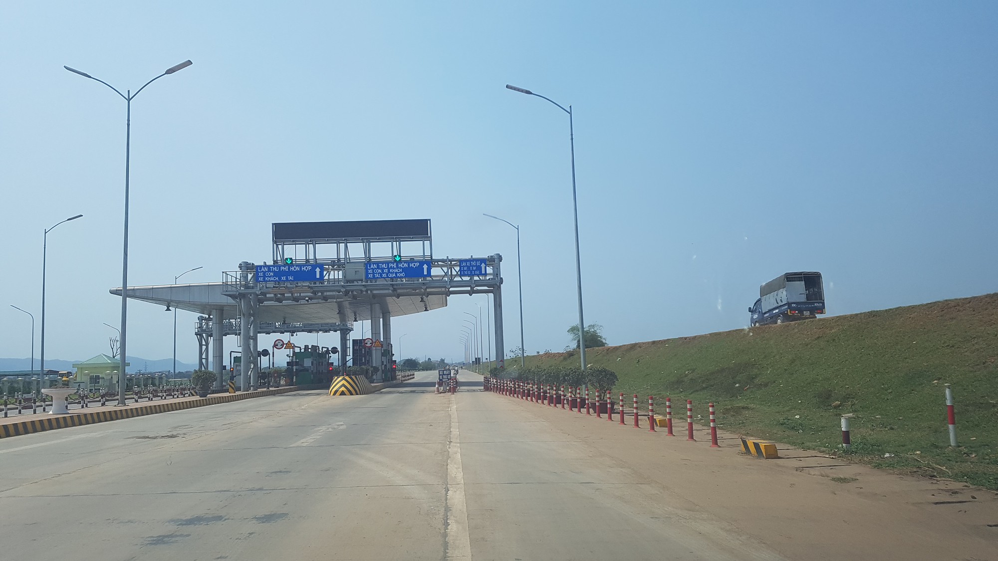 Trốn trạm thu phí BOT, xe tải cày nát đê chống lũ - Ảnh 5.