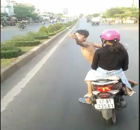 Xử phạt thanh niên đầu trần, lạng lách chặn xe khách