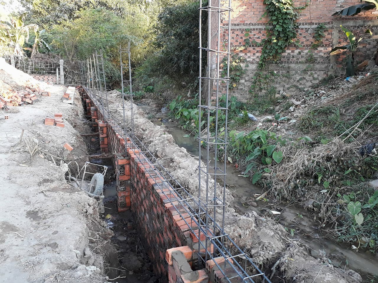 Lấn suối xây công trình