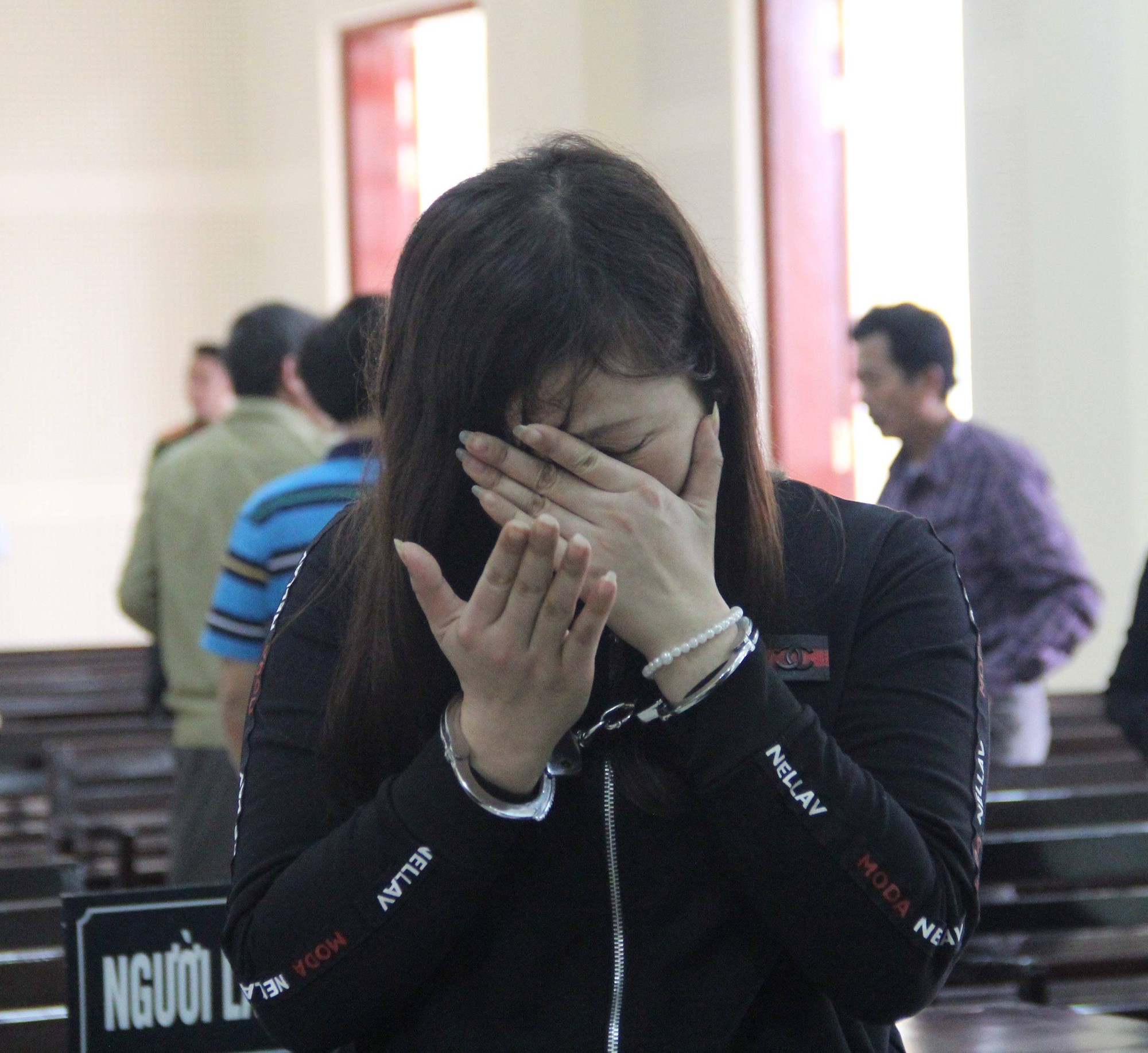 Thiếu phụ giết người, dựng hiện trường giả khóc nức nở khi nghe tòa tuyên án