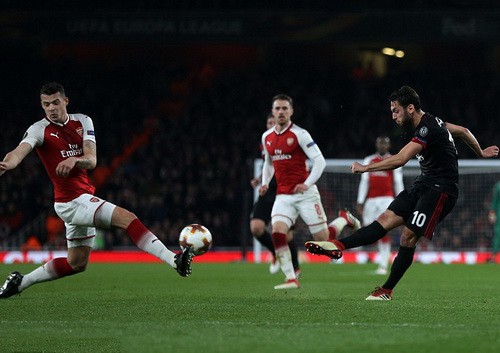 Arsenal đại ph&aacute; AC Milan, Dortmund bị loại tủi hổ ở Europa League - Ảnh 1.