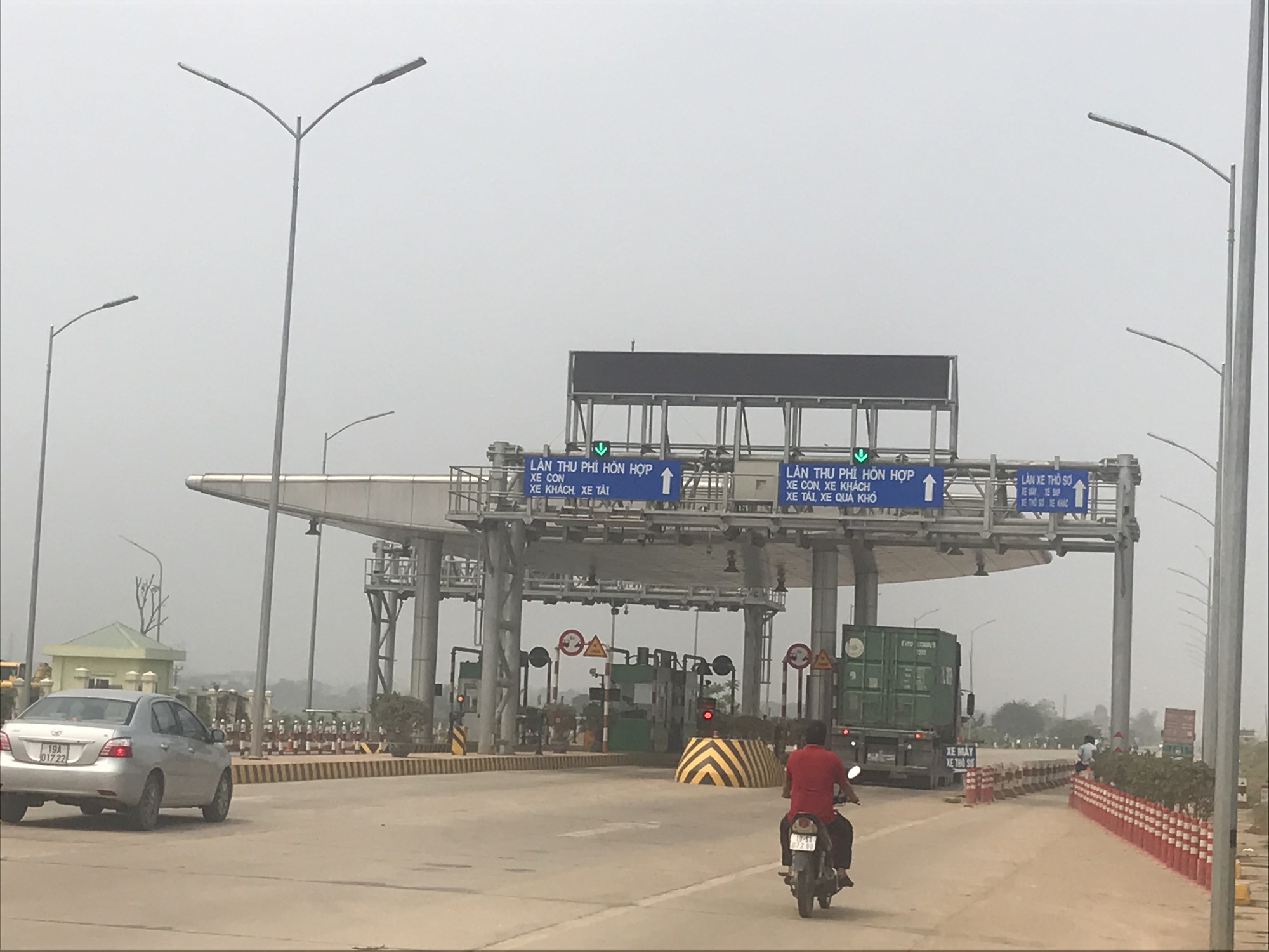 Trốn trạm thu phí BOT, xe tải cày nát đê chống lũ - Ảnh 3.